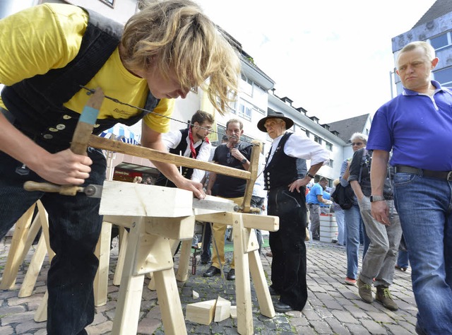 Sich regen und sgen: Zimmerer zeigen ... des Handwerks&#8220;, was sie knnen.  | Foto: MichAel Bamberger