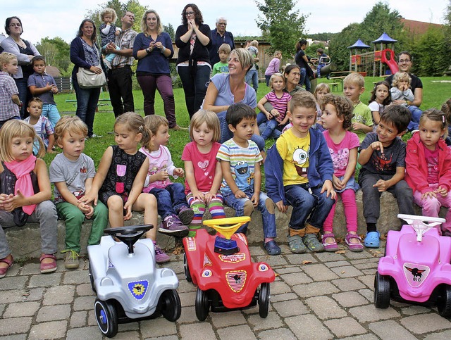 Drei schnittige Bobbycars gab es von d...ergartens fr den Rennfahrernachwuchs.  | Foto: reinhard cremer