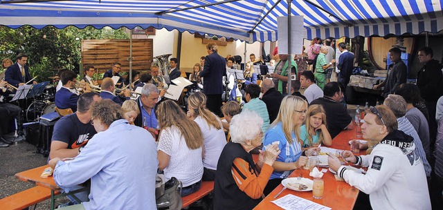 Ein voller Erfolg  mit Suppenfleisch, ...ller  Blasmusik war   das Winzerfest.   | Foto: SEDLAK