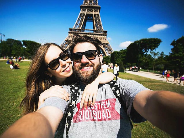 Parisreise? Ein Selfie unterm Eiffelturm gehrt fr viele dazu.  | Foto: Fotolia