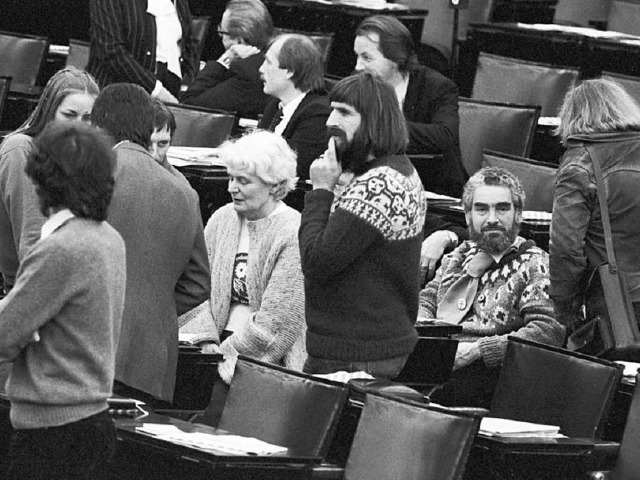 Im  Norweger-Pullover im Plenarsaal:  Walter Schwenninger im Jahr 1983.  | Foto: Verwendung weltweit, usage worldwide