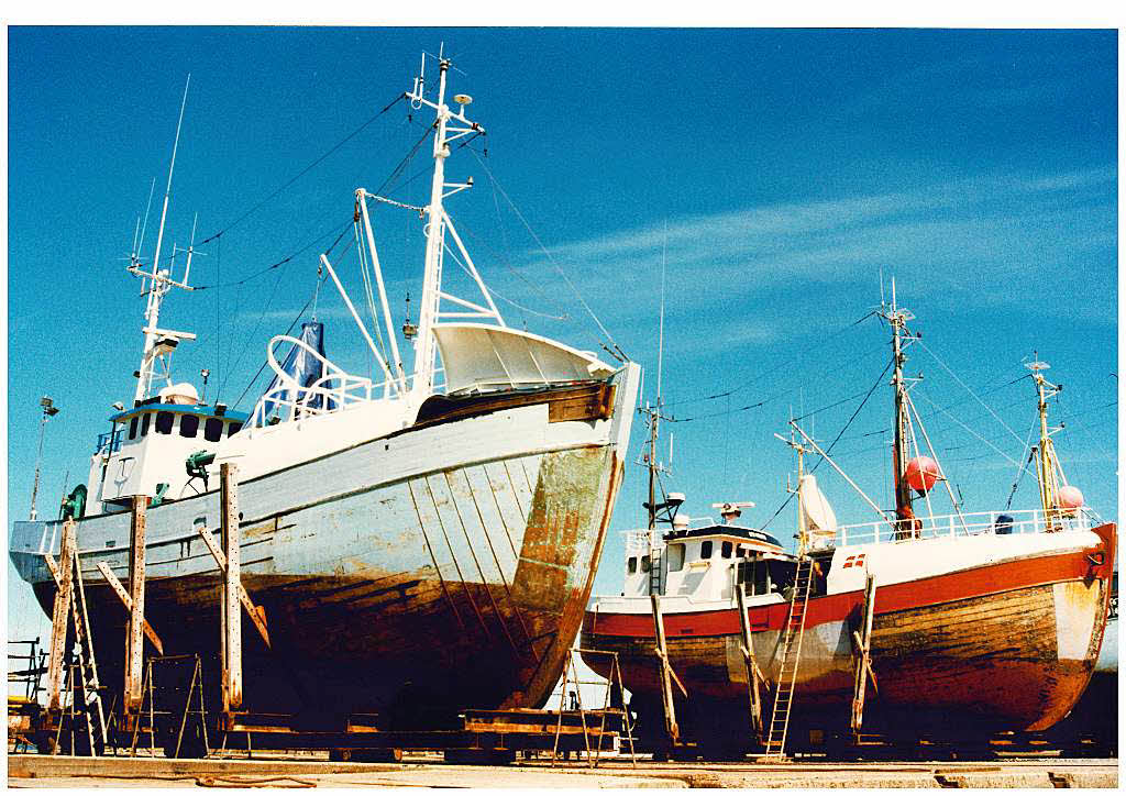 Fischkutter im Trockendock in Hvide Sande in Dänemark Fischkutter im Trockendock in Hvide Sande in Dänemark