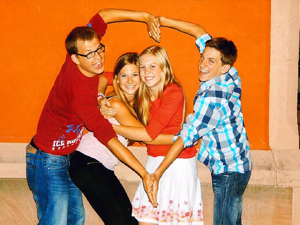 Urlaub in Lahr: Die Geschwister Jonas, Annika, Maria und Pit Isenmann bilden ein „Geschwisterherz“ nach dem Eisessen am Urteilsplatz. Urlaub in Lahr: Die Geschwister Jonas, Annika, Maria und Pit Isenmann bilden ein „Geschwisterherz“ nach dem Eisessen am Urteilsplatz.