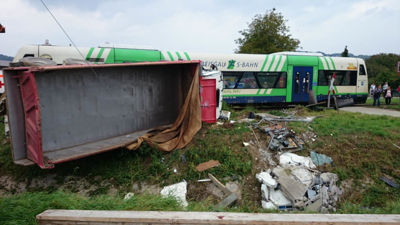 Im Ihringer Industriegebiet sind ein Z...sgau-S-Bahn und ein Laster kollidiert.  | Foto: Kamera24.tv