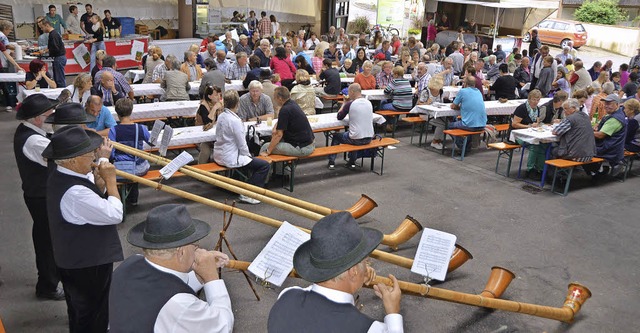 Kiechlinsbergen.  Alphorn-, Drohgel-un...ier die Kiechlinsberger Alphornblser.  | Foto: Roland Vitt