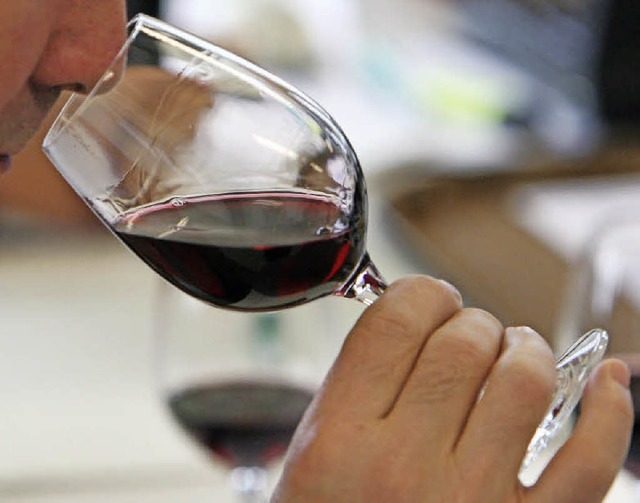 Ein Weinprfer riecht das Aroma eines ...ehr &#8211; auch mit ihren Rotweinen.   | Foto: dpa
