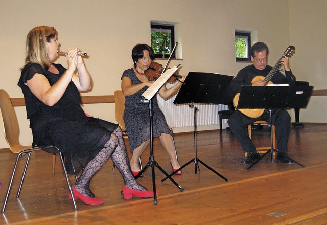 Trio Cordato: Doris Marronaro (Flte);...e) fordern musizierend zum Tanze auf.   | Foto: Hildegard Karig