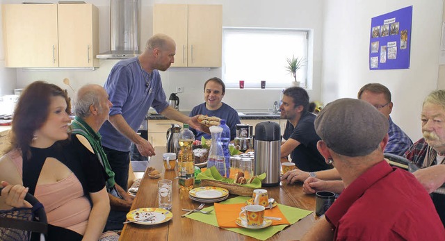 Sascha Lemmenmeier bietet seine selbstgebackenen Muffins an.  | Foto: Ute Kienzler