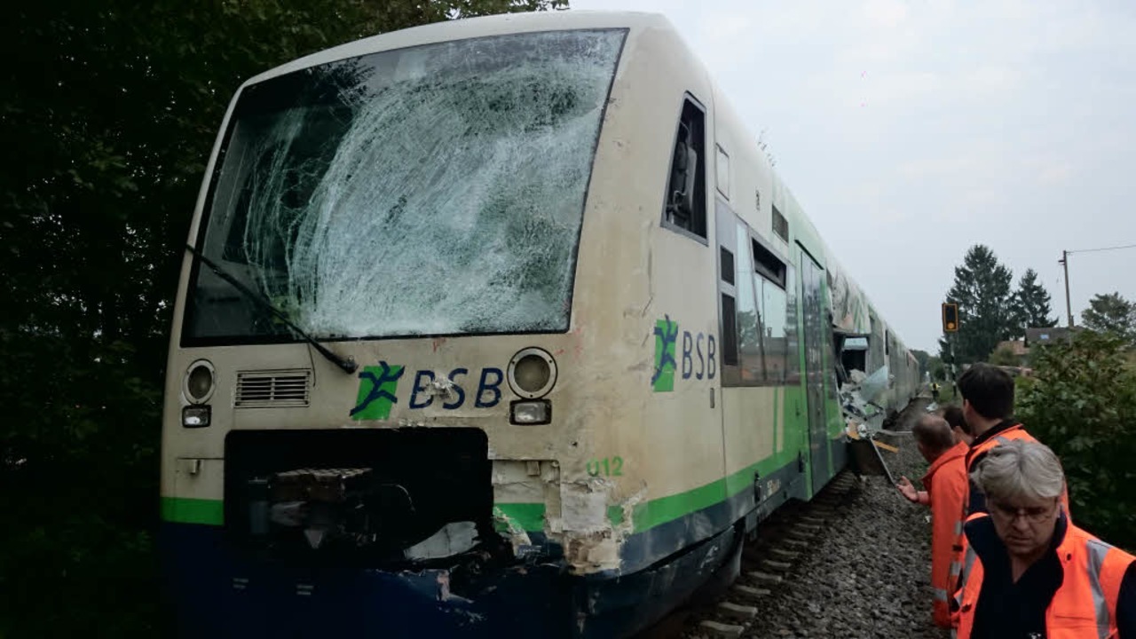 Im Ihringer Industriegebiet sind ein Z...sgau-S-Bahn und ein Laster kollidiert.  | Foto: kamera24.tv