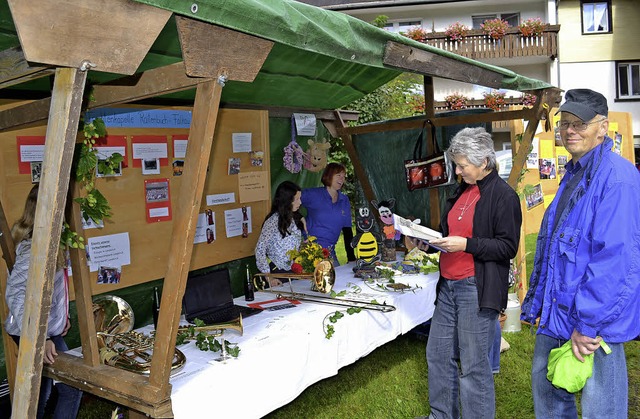 An einem Infostand stellten sich die Raitenbucher Vereine vor.  | Foto: Liane Schilling