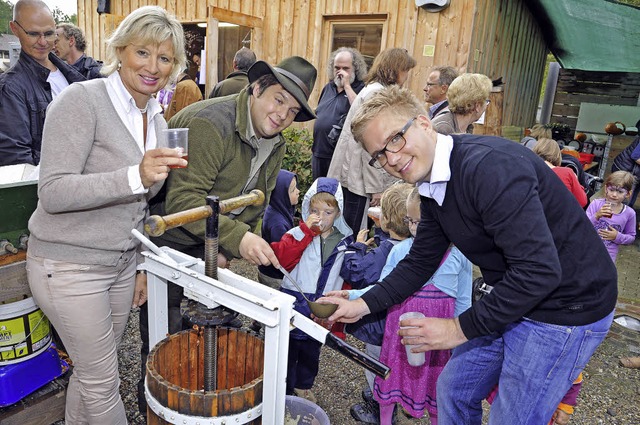 Mauritia Mack,  Alexander Schindler un...legt und frischen Apfelsaft gepresst.   | Foto: Bernhard Rein