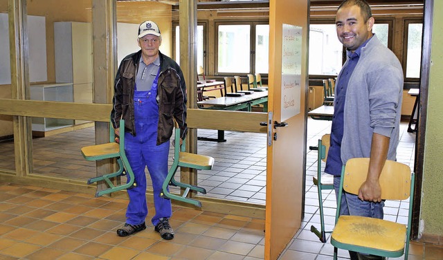 Dieses Klassenzimmer nahe  dem Eingang...Schwab beim Einrumen des neuen Raums.  | Foto: Gert Brichta