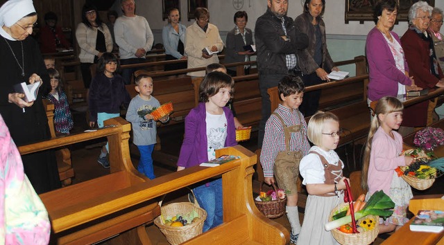 Beim Erntedankgottesdienst brachten di... kleine Belohnung fr seine Teilnahme.  | Foto: sln