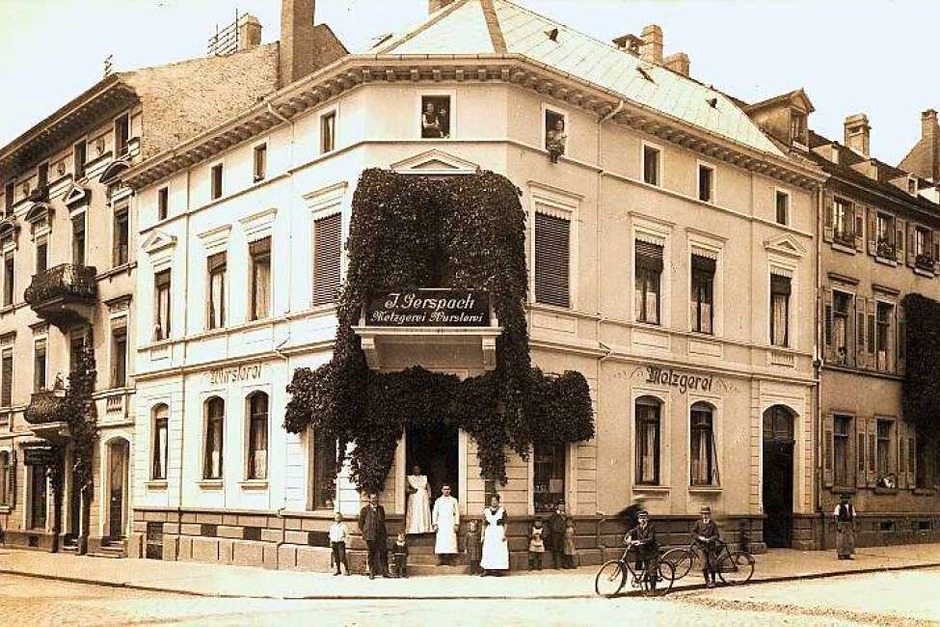 Die Moltkestraße in der Freiburger Innenstadt ist schon lange eine Geschäftsstraße. In dem Eckhaus zur Sedanstraße war früher die Metzgerei Gerspach. (Foto: Archiv Hans Sigmund) Die Moltkestraße in der Freiburger Innenstadt ist schon lange eine Geschäftsstraße. In dem Eckhaus zur Sedanstraße war früher die Metzgerei Gerspach. (Foto: Archiv Hans Sigmund)