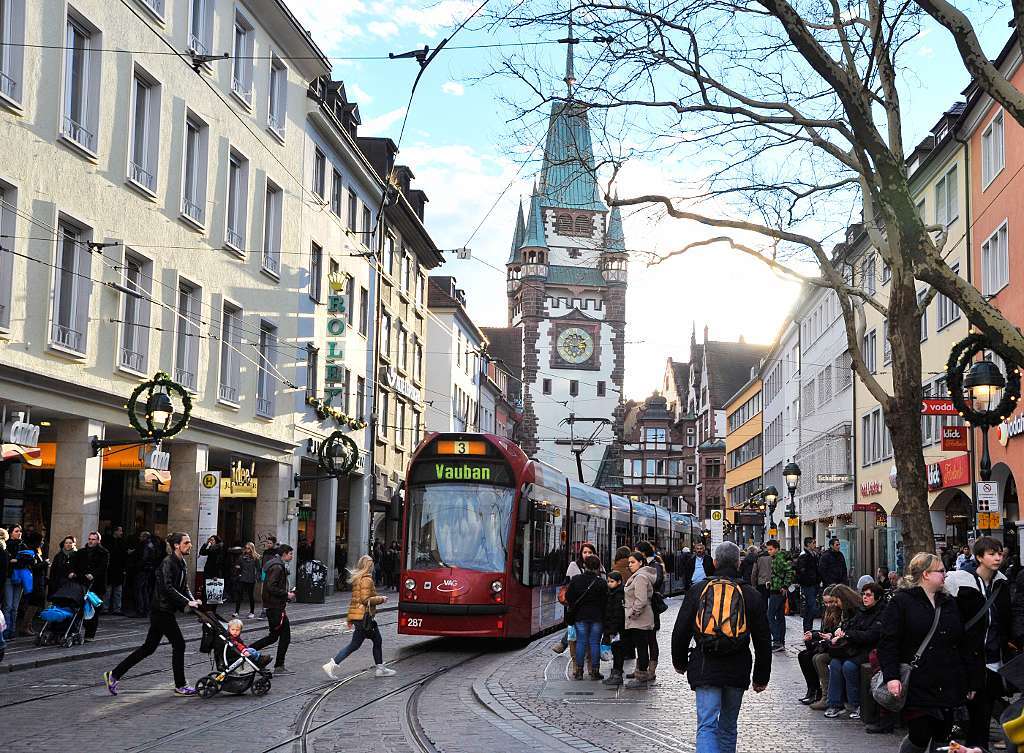 Etwas prosaischer: Keine fliegenden Fahrrder, keine Zugschienen in der Luft und keine Autos in der Fugngerzone. Die Kajo wie jeder sie kennt. Also vor der Baustelle 2014.