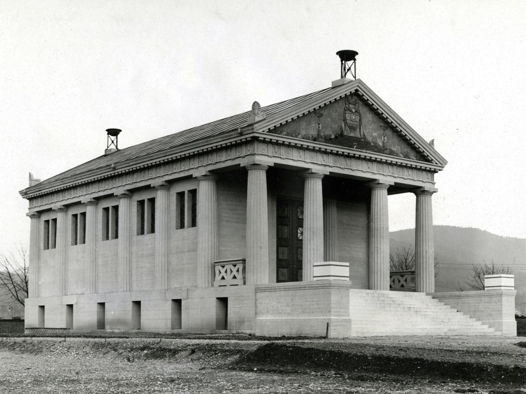 Das im Vorfeld umstrittene Krematorium auf dem  Hauptfriedhof wurde 1914 in Betrieb genommen.