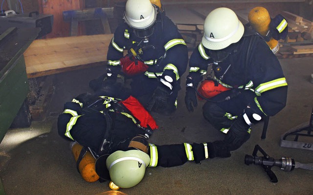 Die Rettung eines verletzten Kameraden...n Werkshalle gestaltet sich schwierig.  | Foto: Mario Schneberg