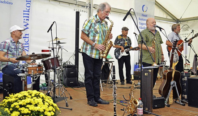 Ein buntes Bild bot der Flohmarkt am S...lspieler Adi Oberst auf Spendensuche.   | Foto: Gerhard Lck