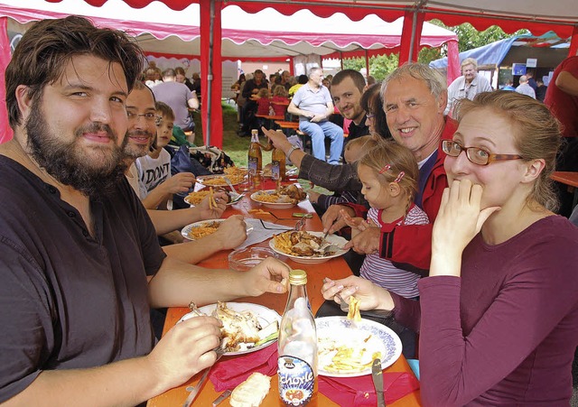 Viele Gste kamen zum Essen zum Feuerw...s viele ehrenamtliche Helfer sorgten.   | Foto: Petra Wunderle