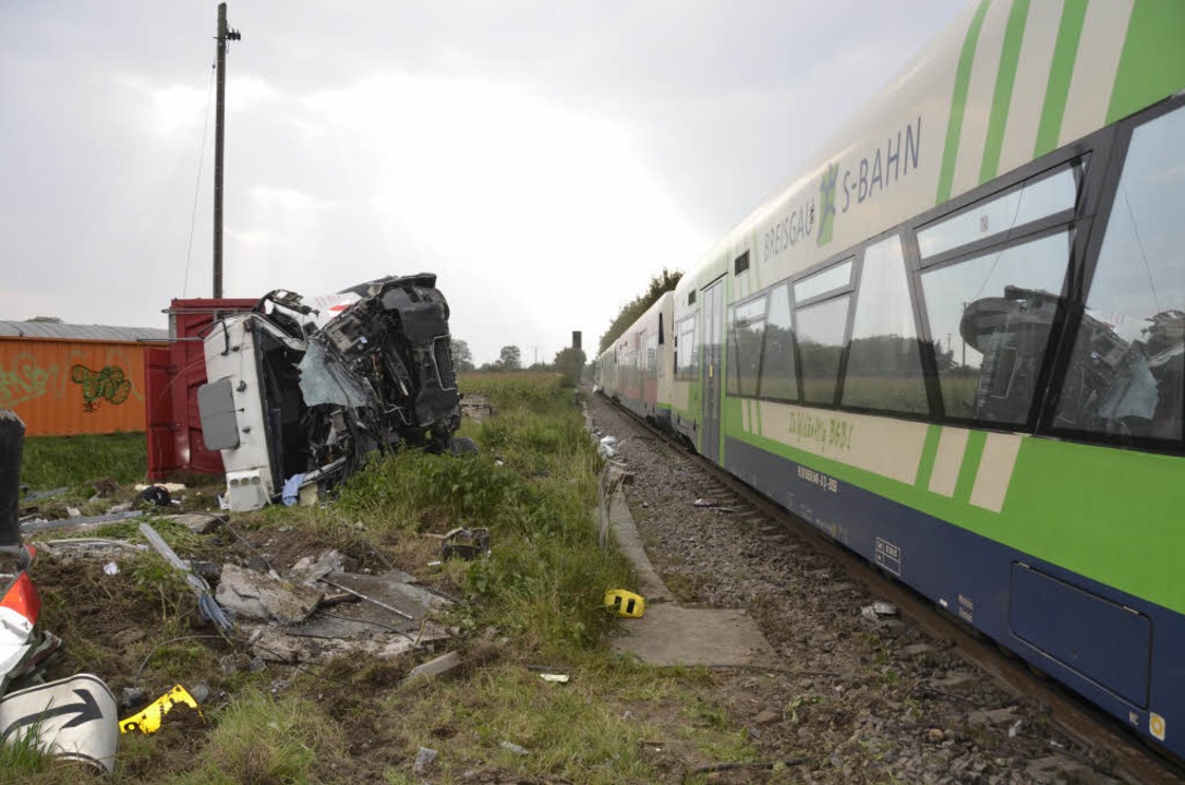 Im Ihringer Industriegebiet sind ein Z...sgau-S-Bahn und ein Laster kollidiert.  | Foto: Felix Held