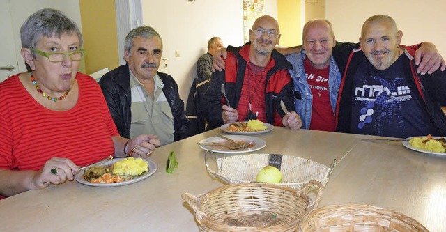 Guten Appetit:  Besucher in der Wrmestube   in Friedlingen beim Mittagessen   | Foto: Lauber