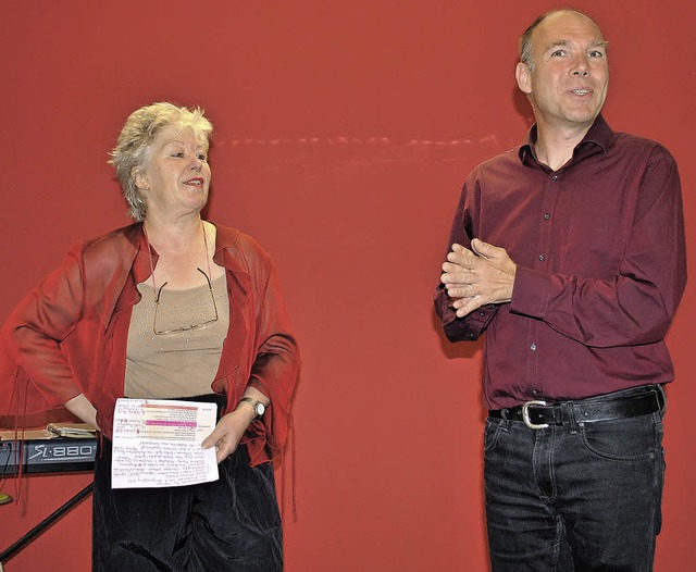 Ilse Teipelke und Stefan Woltersdorf s...n im Salon Voltaire das Programm vor.   | Foto: Robert Ullmann