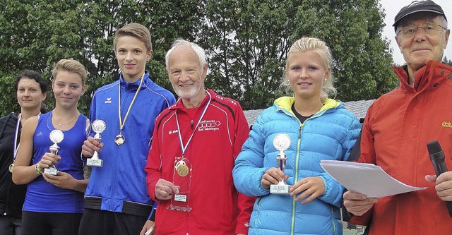 Der Wehrer Leichathletik-Chef Dieter E...e, Henry Fellhauer und Chiara Wetzel.   | Foto: Hansjrg Bader