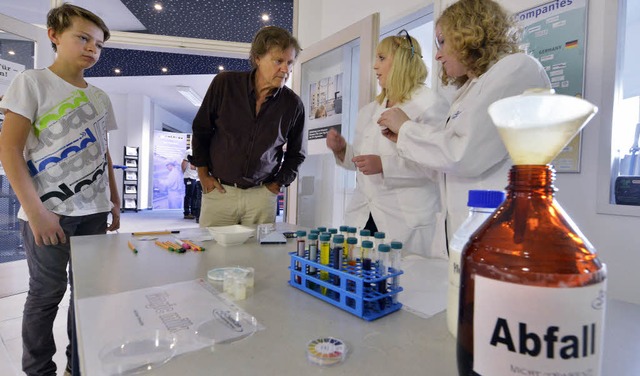 Frederic Bruch (links) und sein Vater ...schiedene Chemieexperimente zu sehen.   | Foto: Michael Bamberger