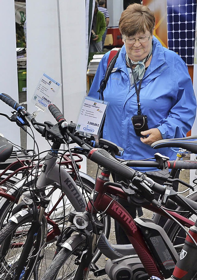 Viele Besucher interessierten sich fr die neue E-Bikes.   | Foto: Voigt