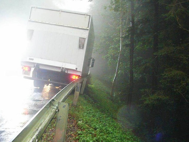 In der Leitplanke hing am Sonntagabend...aus eigener Kraft nicht mehr befreien.  | Foto: Feuerwehr