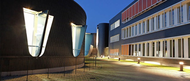 An der Hangstrae oberhalb der Lrrach...ochschule ber einen modernen Campus.   | Foto: Juri Junkov/DHBW