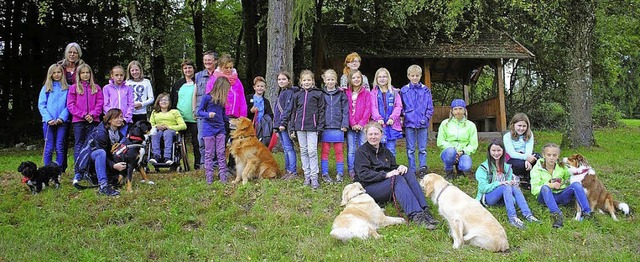 Alle waren brav und einsatzfreudig: Ki...Hunde vor der Htte am Goldenen Kopf.   | Foto: Privat