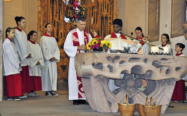 Pfarrer Jens Fehrenbacher (links) und ... und zwei indischen Ordensschwestern.   | Foto: Fotos:  Kurz