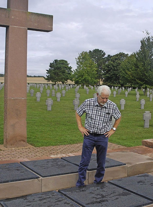 Karlheinz Beyerle auf dem Friedhof in ...ls-Hurlus, wo  Macke  bestattet ist.   | Foto: PRIVAT