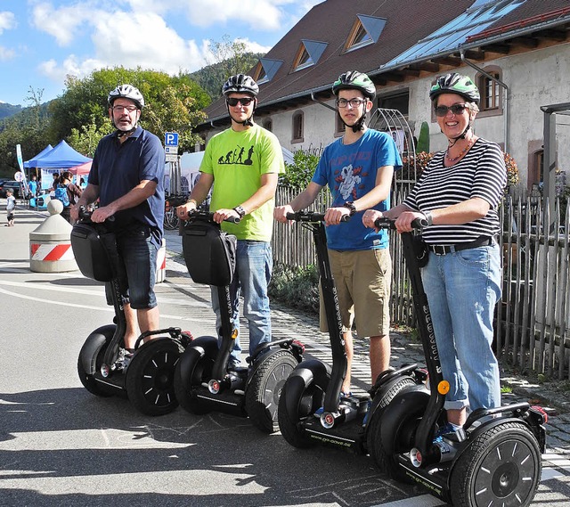 Besucher testen vor der Rainhofscheune die Segway-Fahrzeuge.  | Foto: Sophia Hesser