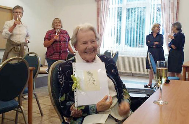 Christa Orth beginnt ihr 100. Lebensjahr mit Bridge.   | Foto: ZVG