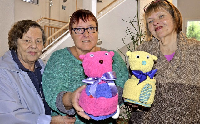 Viele schne Handarbeiten, wie diese T... Regina Pfirrmann und Birgit Kleiner.   | Foto: Martina Weber-Kroker