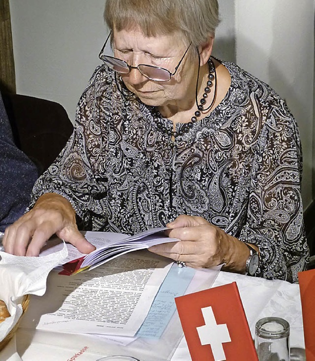 Hilda Jauslin bei ihrer Lesung. Gertru... hatte  fr den Tischschmuck gesorgt.   | Foto: zvg