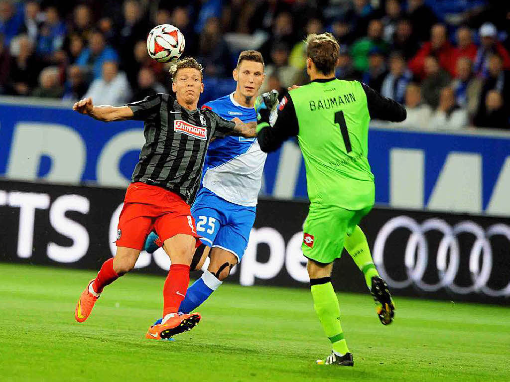 Hoffenheims Torwart Oliver Baumann klrt einen Angriff der Freiburger, ausgefhrt von Mike Frantz.