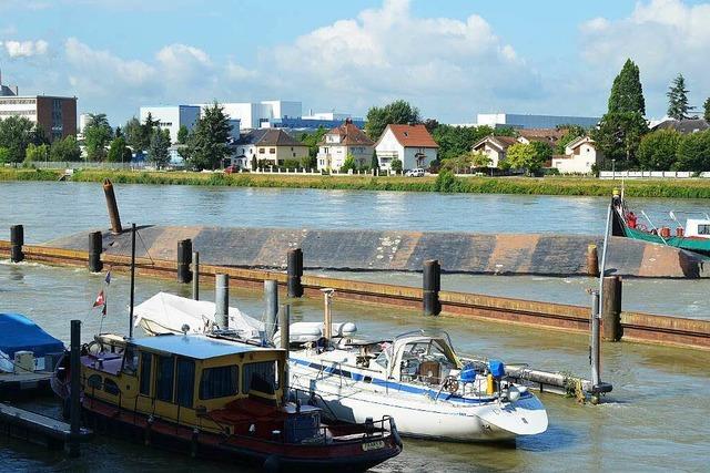 Havarierter Kiesfrachter im Rhein wird endlich geborgen