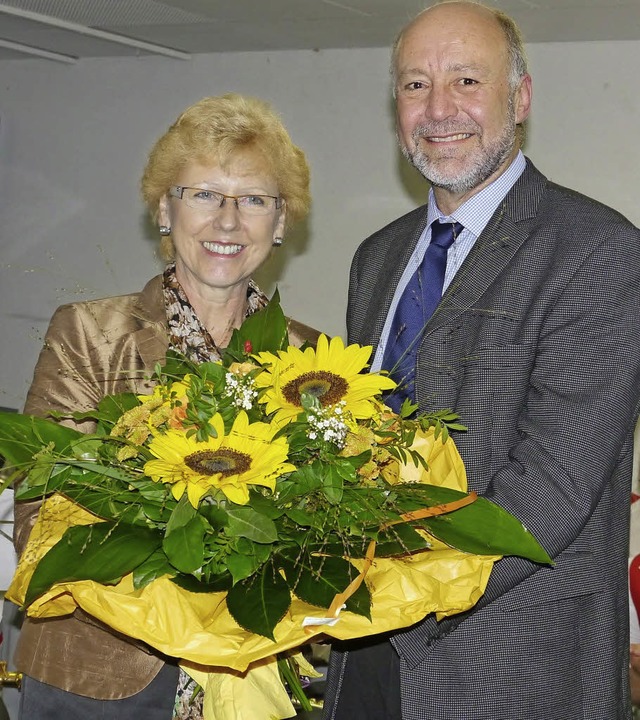 Viel Wertschtzung bekam Cornelia Voll...on Brgermeister Hans Joachim Schwarz.  | Foto: Christel Hlter-Hassler