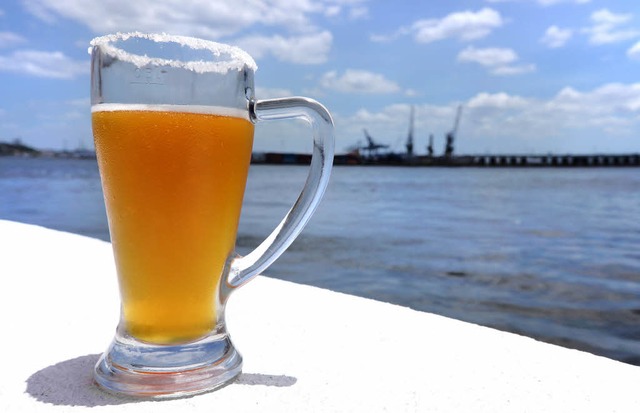 Lieber khl statt hochprozentig: Bier ...eser  Cerveceria im Hafen von Havanna.  | Foto: Martin Cyris