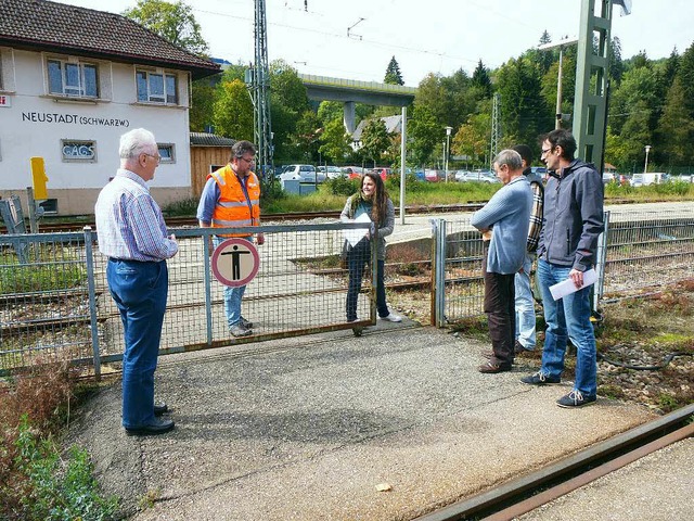 Cornelia Lffler darf das Rolltor ausp...rechtigten die Schlssel ausgehndigt.  | Foto: Peter Stellmach