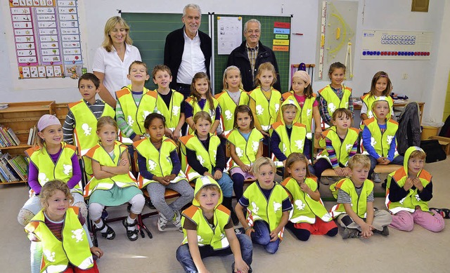 Die Erstklssler der Grundschule Winde...orsteher Friedrich Hegener (von links)  | Foto: Hans Meidhof