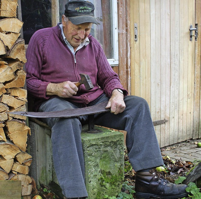 Durch gezielte Schlge dnnt Emil Schm...t des Sensendengelns noch beherrschen.  | Foto: Christa Maier