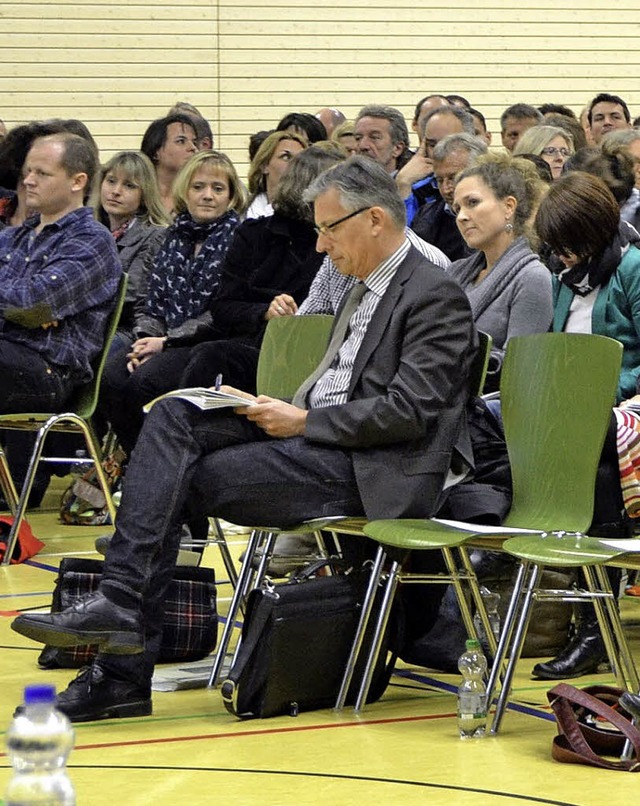 Klaus Keller von der stdtischen Schul...ltungen im Kalender schon vorgemerkt.   | Foto: Archiv: Lisa Geppert