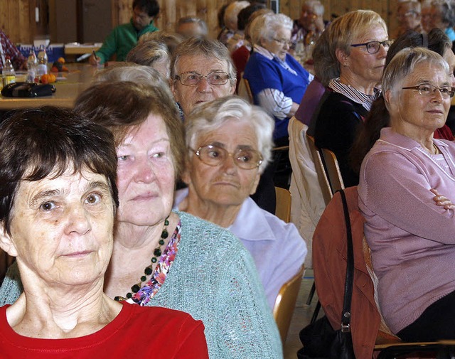 Aufmerksam hrten die Frauen in Witten...tzer, der Frau von Albert Schweitzer.   | Foto: heidi fssel