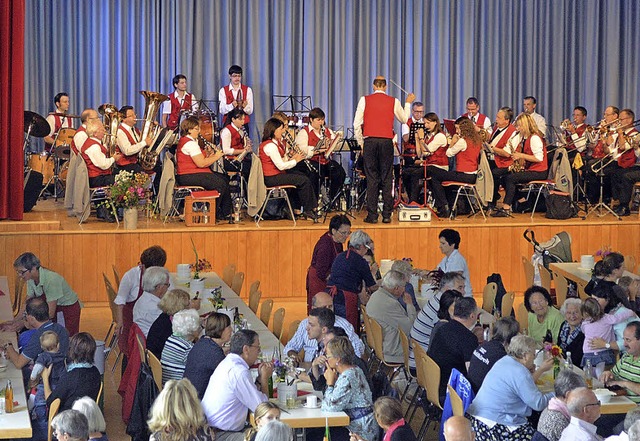 Der Musikverein spielte zum Frhschoppen auf.   | Foto: Pfarrgemeinde