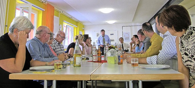 Zu Tisch im Roten Haus mit OB Richard Leibinger: Eine Delegation aus Qubec.   | Foto: Anne Kunzendorf