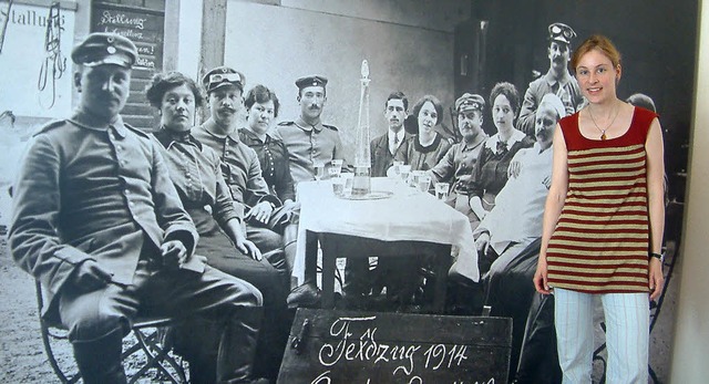 Anita Fuchs vor einer der groflchige...ografien fr die Weltkriegsausstellung  | Foto: ROSWITHA FREY